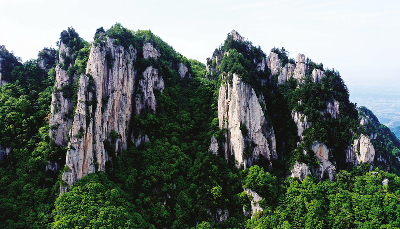 鸡峰山三峰并峙,酷似雄鸡鸡冠。.png